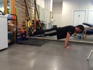 Entrenador de TRX mostrando ejercicios para el Fortalecimiento cincha abdominal mediante ejercicios de TRX. Ejercicios de Transverso del Abdomen o CORE